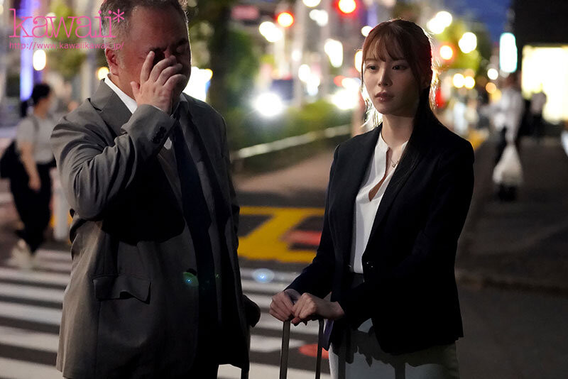 「新来的巨乳OL」太跩又太优秀了！住同房时「乳贴玻璃」狂教训...