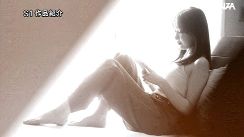 因为吃饭影片爆红的「火辣巨乳女大生」，「凹凸有致的胴体」太吸睛...